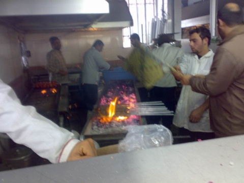حرکت ابتکاری سلف سرویس دانشگاه مازندران؛ طبخ غذا با استفاده از زغال در اثر قطع گاز